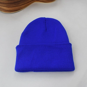 Gros plan sur le bonnet en tricot bleu vif montrant la texture côtelée et le bord plié