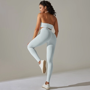 Détail de legging de yoga taille haute et soutien-gorge de sport en tissu côtelé bleu