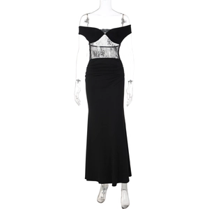 Détails de dentelle noire élégante et design dos nu sur cette robe longue moulante