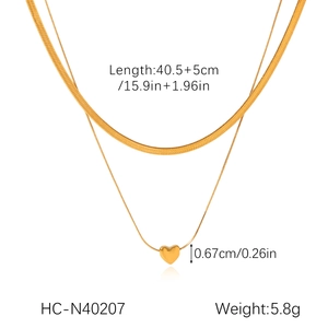 Détail du collier double couche doré avec pendentif cœur et dimensions du produit