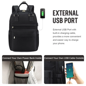 Detalle de la mochila negra con puerto de carga USB externo y cable interno.