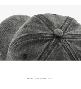 Makro-Detail der anthrazitfarbenen Baseballkappe mit Knopf und Belüftungslöchern