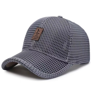 Berretto da baseball grigio in rete traspirante da uomo con patch in pelle per il sole