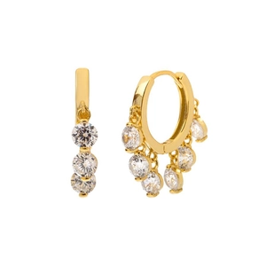 Detailansicht goldener Creolen mit violetten Zirkoniasteinen in symmetrischer Anordnung