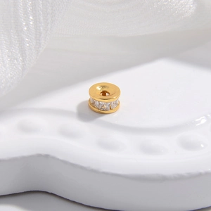 Dettaglio di un distanziatore in argento S925 dorato con castone di zirconi brillanti