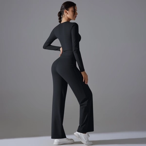 Vue détaillée d'un ensemble de yoga noir avec haut à manches longues et pantalon large évasé