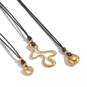 Colliers avec pendentifs dorés irréguliers sur cordon noir pour femme lot de 3