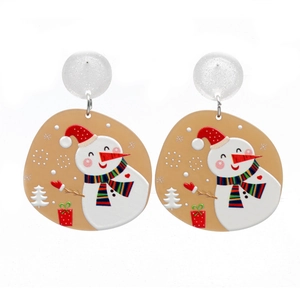 Gros plan détaillé de boucles d'oreilles bonhomme de neige en acrylique avec écharpes rouges