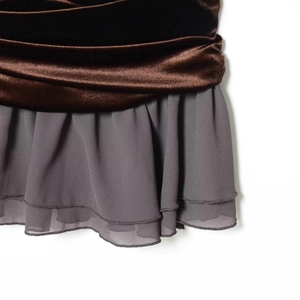 Bruine fluwelen jurk met grijze chiffon plooien en hoogwaardige detailafwerking