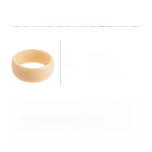 Detail view of acrylic bangle showing beige marble texture and 7.5cm size dimensions