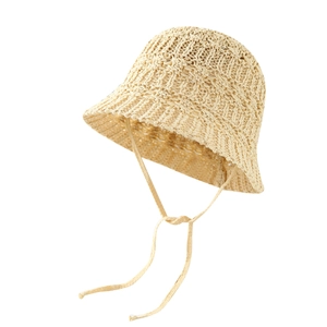 Elegante cappello a secchiello in paglia beige con trama intrecciata e laccetto antivento