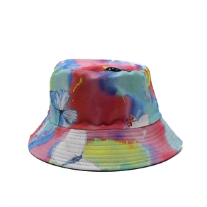 Détail d'un bob tie-dye coloré avec motif papillon sur un tissu résistant et souple