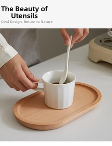 Detail van ovaal houten dienblad met natuurlijke houtnerf voor koffie en afternoon tea