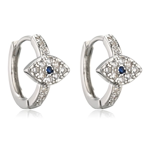 Silberne Evil Eye Creolen mit blauem Stein und klaren Zirkonia auf weißem Hintergrund