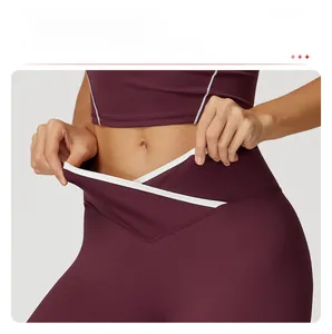 Detailopname van een high-waist yogabroek met contrasterende bies en V-vormige tailleband