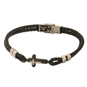 Détail de la texture du cuir tressé et de la croix en acier sur le bracelet