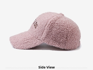 Vue latérale montrant la texture de la casquette rose en polaire avec broderie