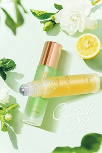 Dos frascos roll-on de aceite para cutículas de 10 ml con limón y flores en entorno fresco