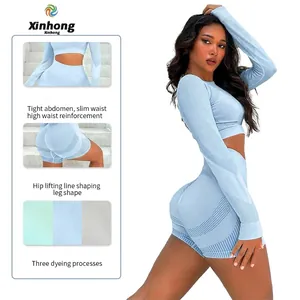 Ensemble de yoga sans couture bleu clair avec haut court manches longues et short