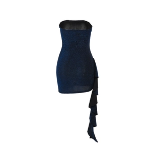 Détail du tissu pailleté bleu marine et des volants sur la robe bustier ajustée