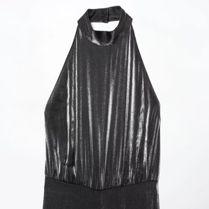 Combinaison dos nu à licou en tissu noir argenté métallique pour une mode hivernale chic