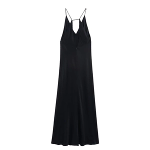 Robe longue élégante en satin noir avec décolleté en V profond et fines bretelles
