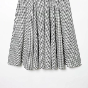 Robe midi classique à carreaux vichy noir et blanc avec un drapé élégant et chic
