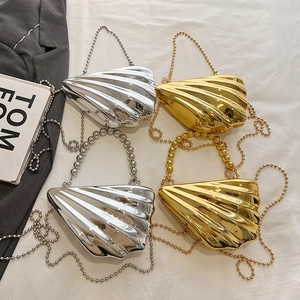 Eleganti pochette da sera a forma di conchiglia in oro e argento con manici di perle