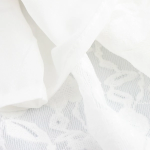 Robe élégante en dentelle blanche avec motifs floraux et manches évasées chic