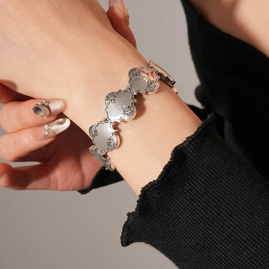 Détail d'un bracelet de style argent rétro avec des motifs baroques en relief