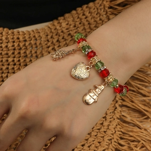 Vue détaillée du bracelet de Noël avec perles et breloques festives porté au poignet