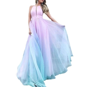 Détail du tissu en tulle dégradé violet et bleu sur cette élégante robe de soirée longue