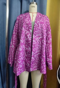 Détail d'un cardigan à imprimé abstrait violet avec manches kimono et ceinture assortie