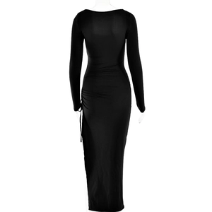 Détail de la fente latérale avec cordon de serrage réglable sur cette robe longue noire ajustée