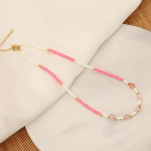 Böhmische Perlenkette mit rosa Herz-Natursteinen und goldenem Verschluss-Design