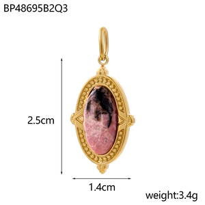 Dettaglio di un ciondolo dorato vintage 2,5x1,4cm con pietra rosa ovale e trama nera