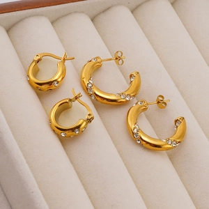 Boucles d'oreilles en C plaqué or 18K en acier inoxydable serties de zircons brillants