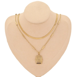Collier double rang en maille serpent dorée avec pendentif croix noir sur mannequin