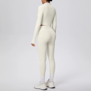 Vue arrière de l'ensemble de yoga blanc crème avec haut à manches longues et legging taille haute