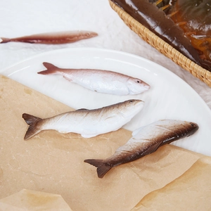 Realistic artificial fish models in a ceramic dish, perfect for home decor and props