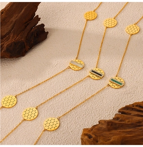 Detail der Waben-Halsketten in Gold mit Muscheleinlagen und Diamanten für Damen