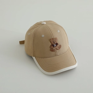 Détail d'une casquette enfant en coton kaki avec broderie ours et liseré blanc