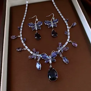 Elegantes Schmetterling Schmuckset mit lila und blauen Zirkonia in einer Geschenkbox