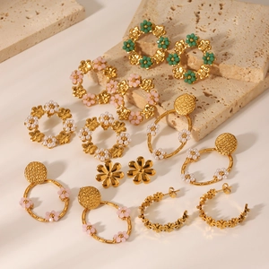 Ensemble de boucles d'oreilles fleurs en acier doré 18K avec perles colorées