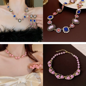 Parure vintage style palais avec collier pierres colorées et pendentif fleur de tulipe