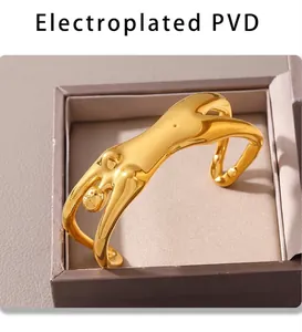 Detailansicht eines 18K vergoldeten Armreifs in Form eines weiblichen Körpers in Box