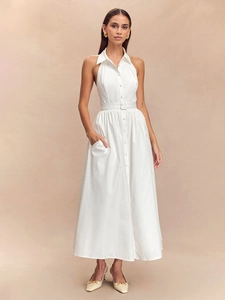 Détail de robe longue blanche à col licou avec ceinture et fermeture à boutons devant