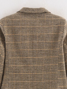 Detailaufnahme des Hahnentritt-Blazer-Kragens mit brauner Wollstoff-Textur