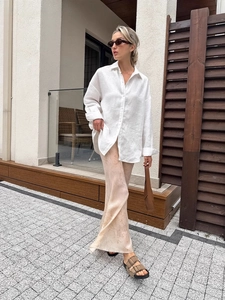 Dames casual wit shirt met lange mouwen en satijnen rok voor een minimalistische buitenlook