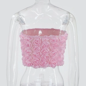 Detailansicht des rosa trägerlosen Tops mit dichten 3D-Rosen auf der Schaufensterpuppe